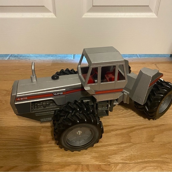 SCALE MODELS 1/16 WHITE WFE 4-270 FIELD BOSS FARM TOY TRACTOR 4WD W/ Duals - Picture 2 of 10